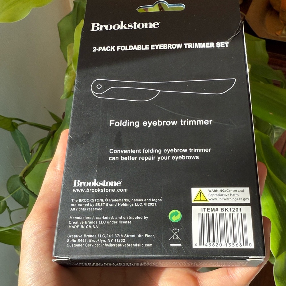 Brookstone Black Folding Eyebrow Trimmer Set - Picture 4 of 6